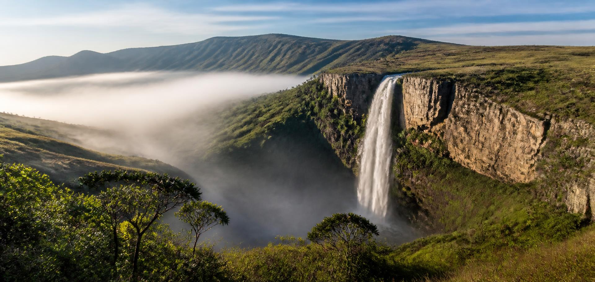 Cachoeira e névoa matinal nas altitudes do cerrado mineiro. Foto de demonstração.